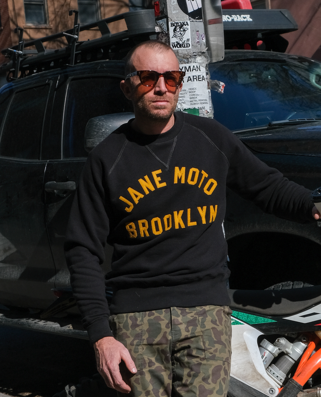 BLACK ORGANIC COTTON CREWNECK SWEATSHIRT OLD GOLD FELT LETTERING