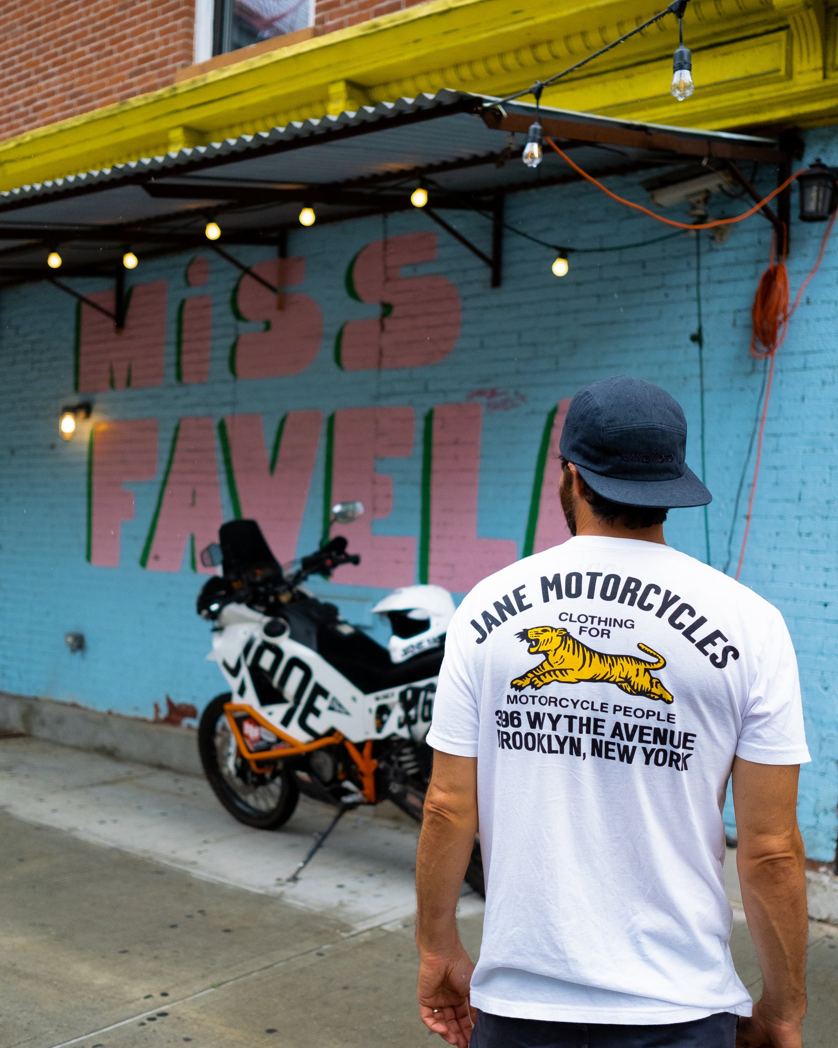 MULBERRY STREET SHORT SLEEVE - WHITE