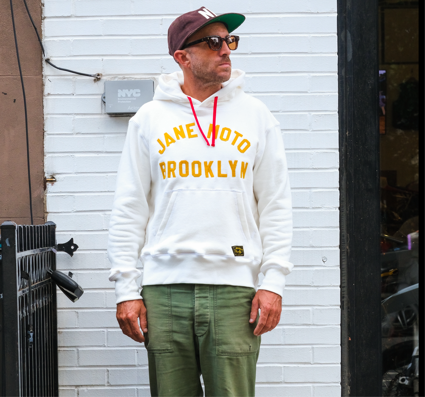 GOLD FELT GARMENT DYED ORGANIC COTTON HOODIE - WHITE