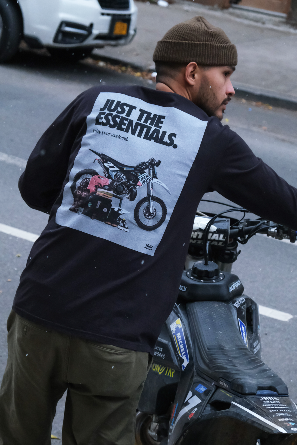 JUST THE ESSENTIALS LONG SLEEVE T-SHIRT