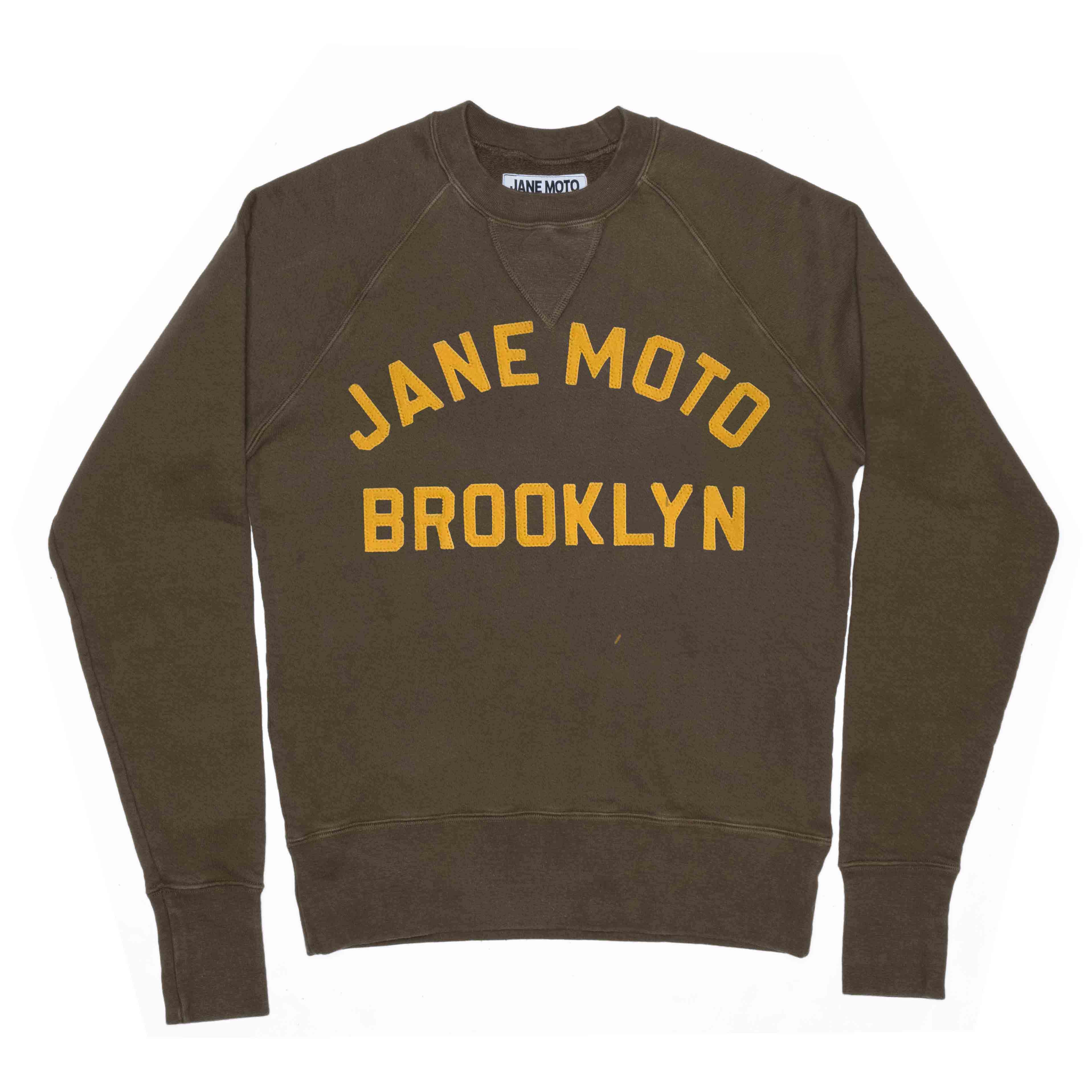 GARMENT DYED ORGANIC COTTON CREWNECK FELT LETTERS - OLIVE